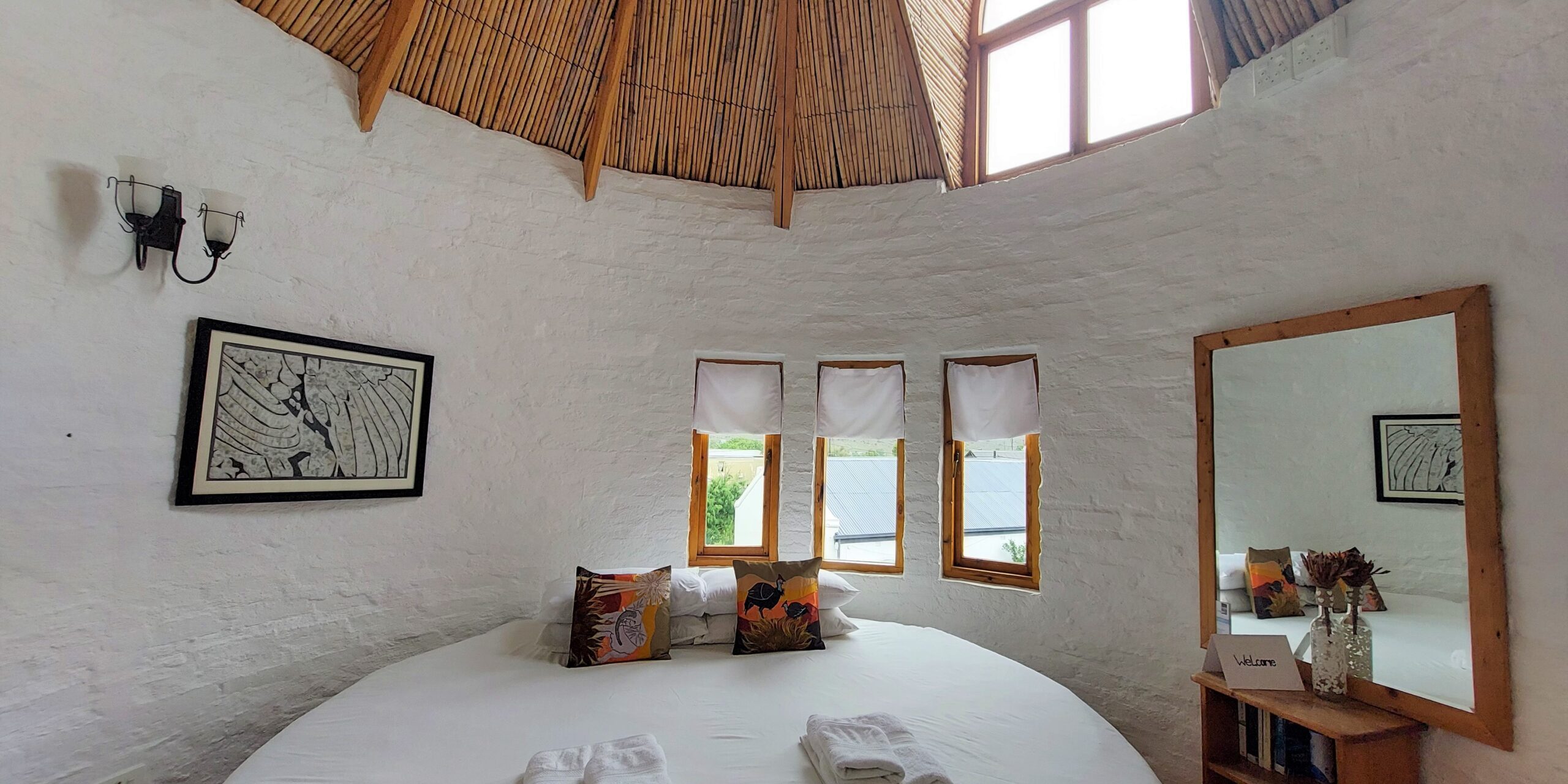 Main_image,_The_top_floor_s_huge_round_bed_has_360°views_